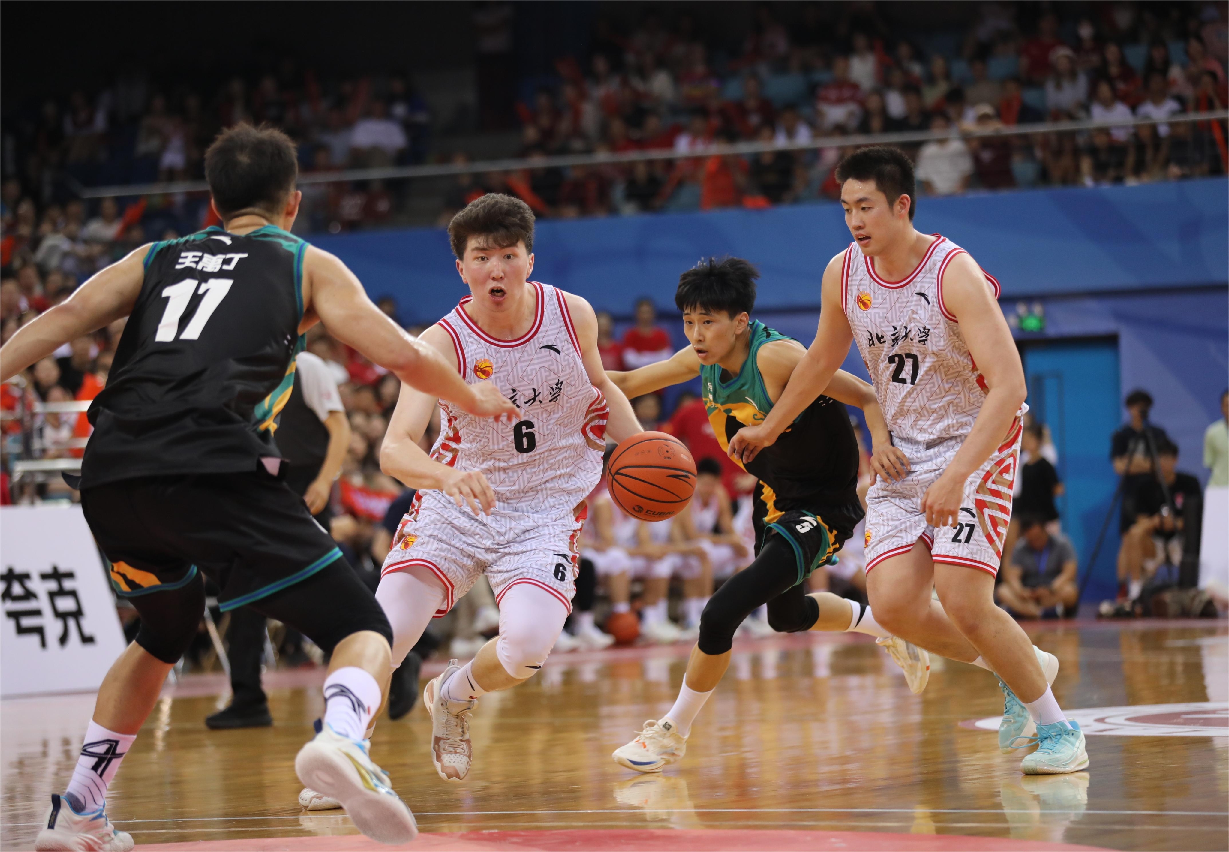 中国篮球运动员在赛场上展现出超乎想象的能量的简单介绍 中国篮球运动员在赛场上展现出超乎想象的能量的简单介绍