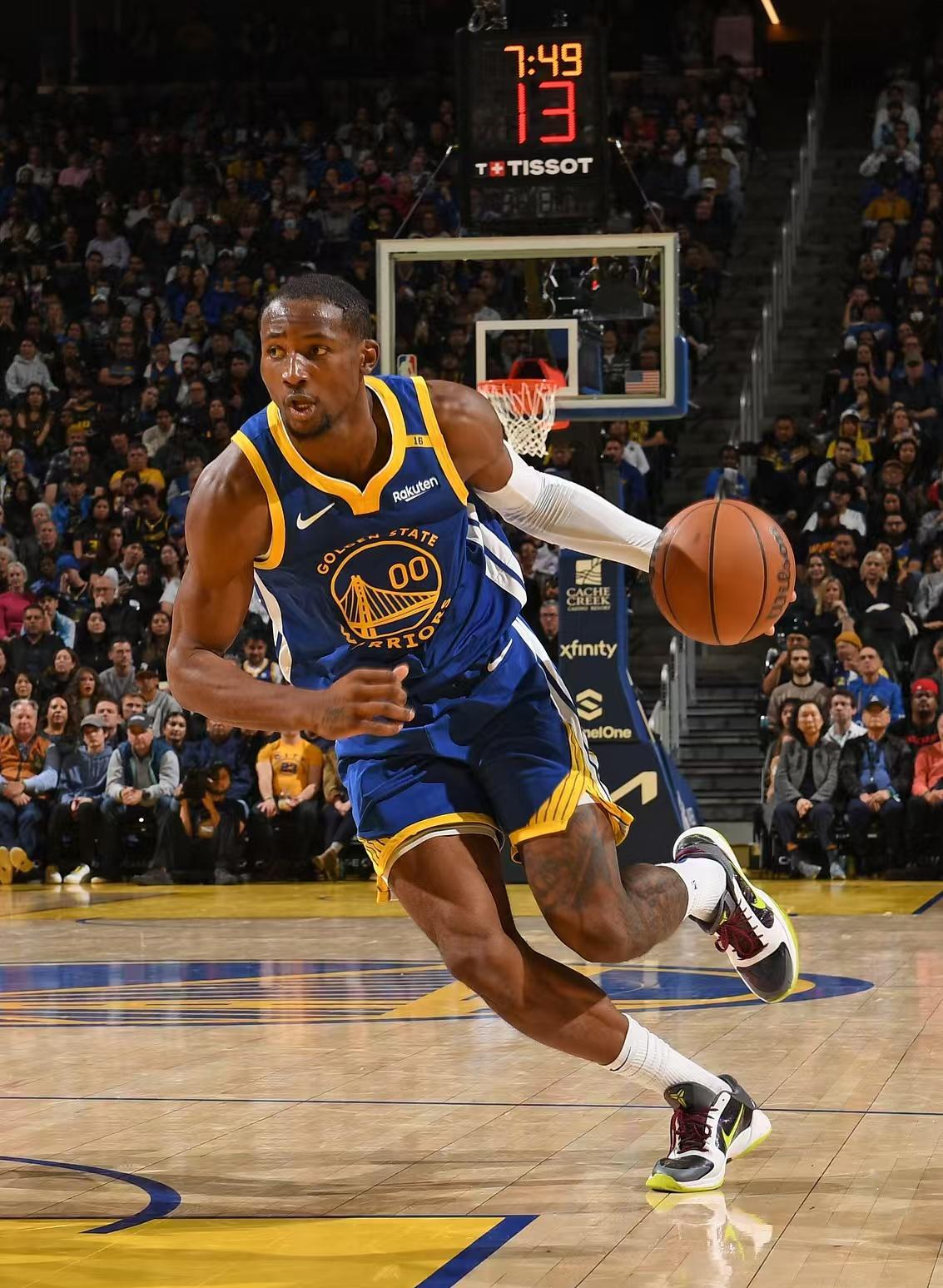 勇士队大胜步行者队，客场战绩保持完美