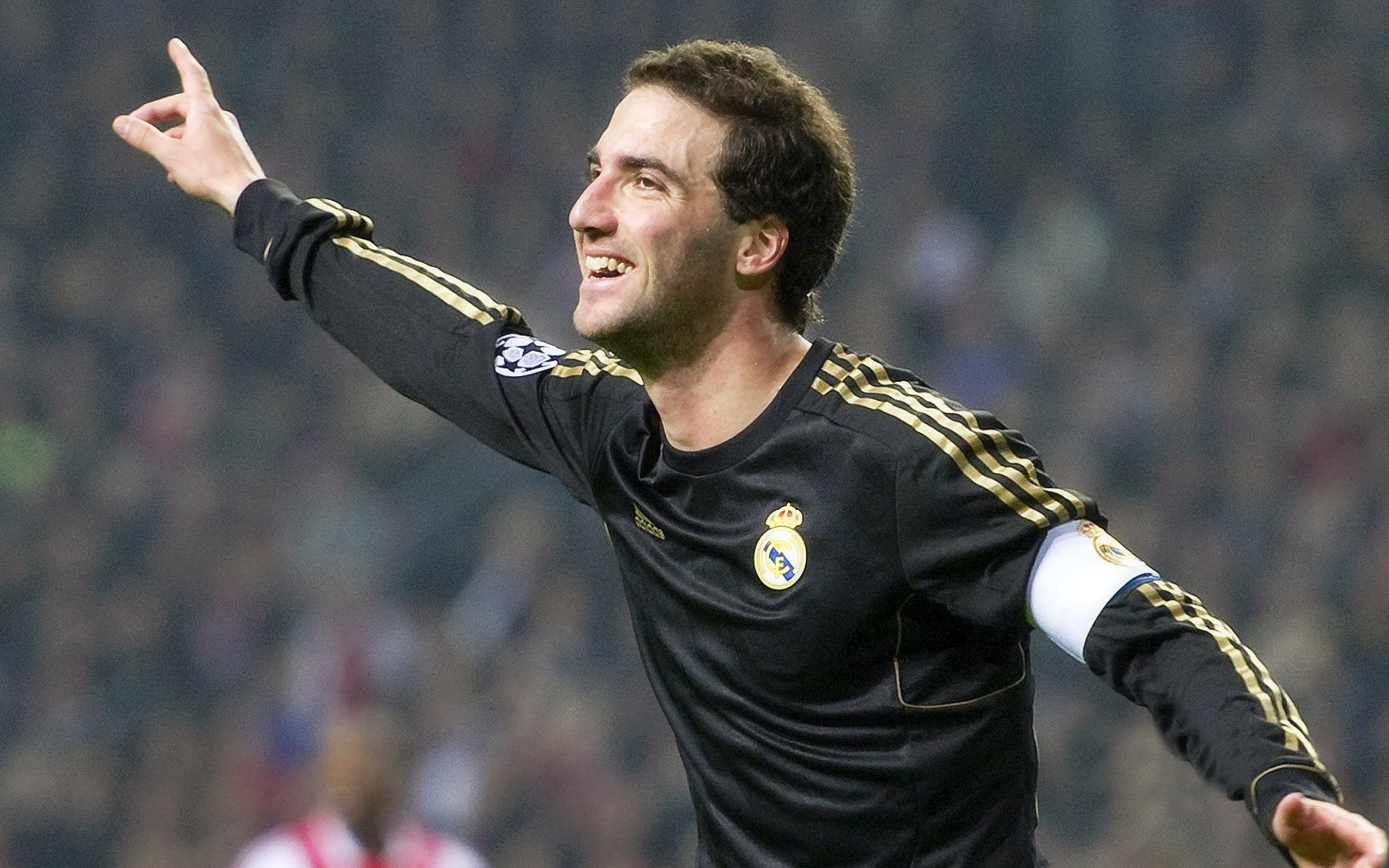 当阿兹特克雄鹰掠过加泰罗尼亚,阿拉巴与一场跨越时空的征服