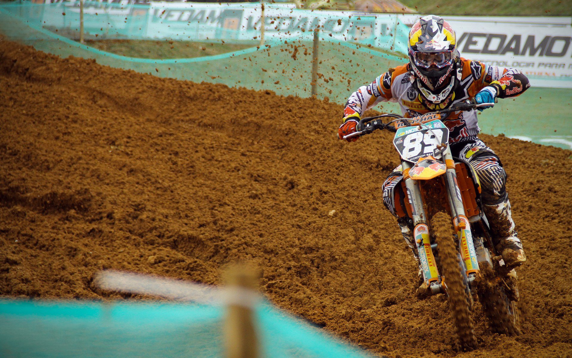 赛道上的孤勇者,维斯塔潘扛起全队,梅赛德斯力克迈凯伦的战术博弈